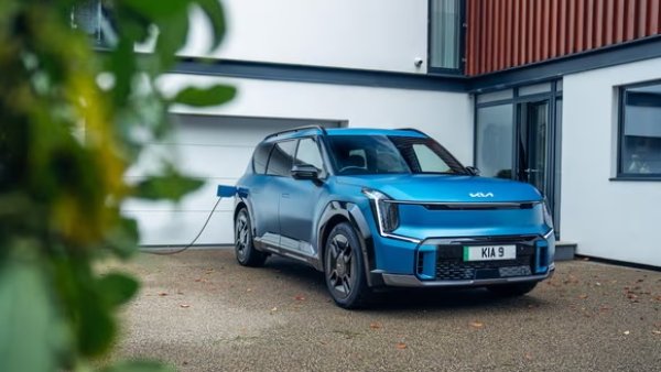 Заявен пробег - до 560 км
Батерия - 99,8kWh

От многото плюсове на EV9, най-вече впечатляват неговият стил и качество, включително някои от най-хубавите и устойчиви тъкани, които ще намерите в светлата просторна кабина. На втори план са  удобното шофиране и ефективността на батерия.

Въпреки че това е скъпа Kia, тя все още изглежда добра сделка, поставена до други SUV с подобни размери. Батерията е почти 100kWh, но все пак EV9 е голяма, тежка кола.